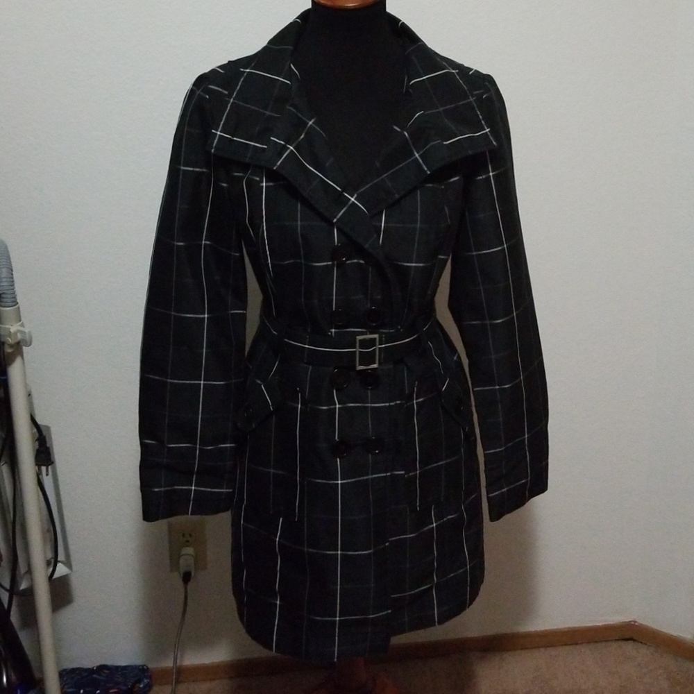 Sleek and Fashionable Trench Coat